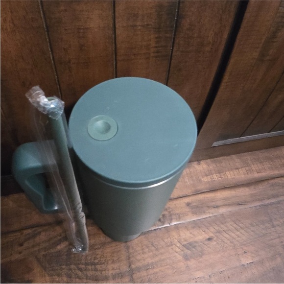 NEW Green Insulated 40oz Tumbler with Straw - Picture 2 of 3